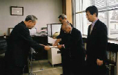 平成16年3月10日、県知事が合併を決定。合併決定書が3町村長へそれぞれ交付されました。